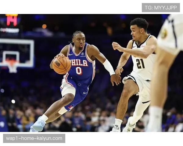 76人无球跑动体系运转良好 多次利用底线交叉掩护创造空位机会